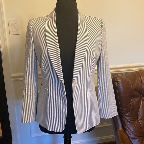 Tahari Jackets & Blazers - Tahari blue/white seersucker blazer NWOT size 14